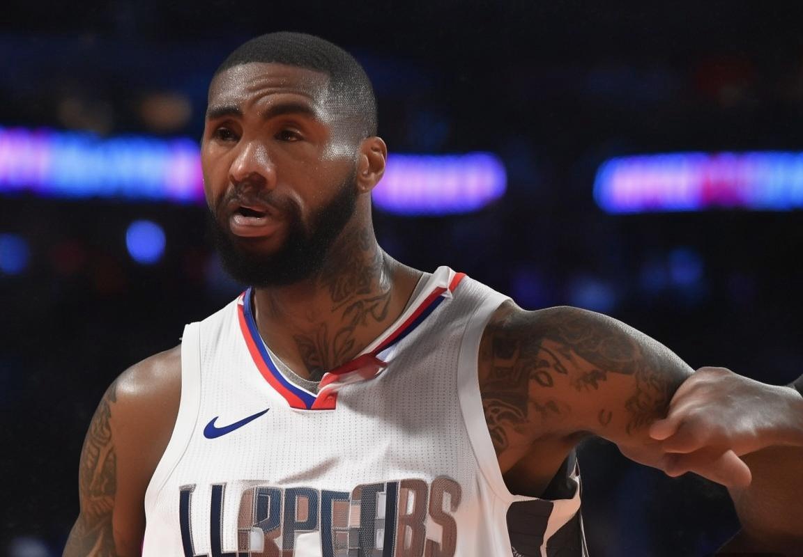 洛杉矶快船队季后赛蒙阴影：科怀·伦纳德因右膝炎症缺阵，保罗·乔治临危受命